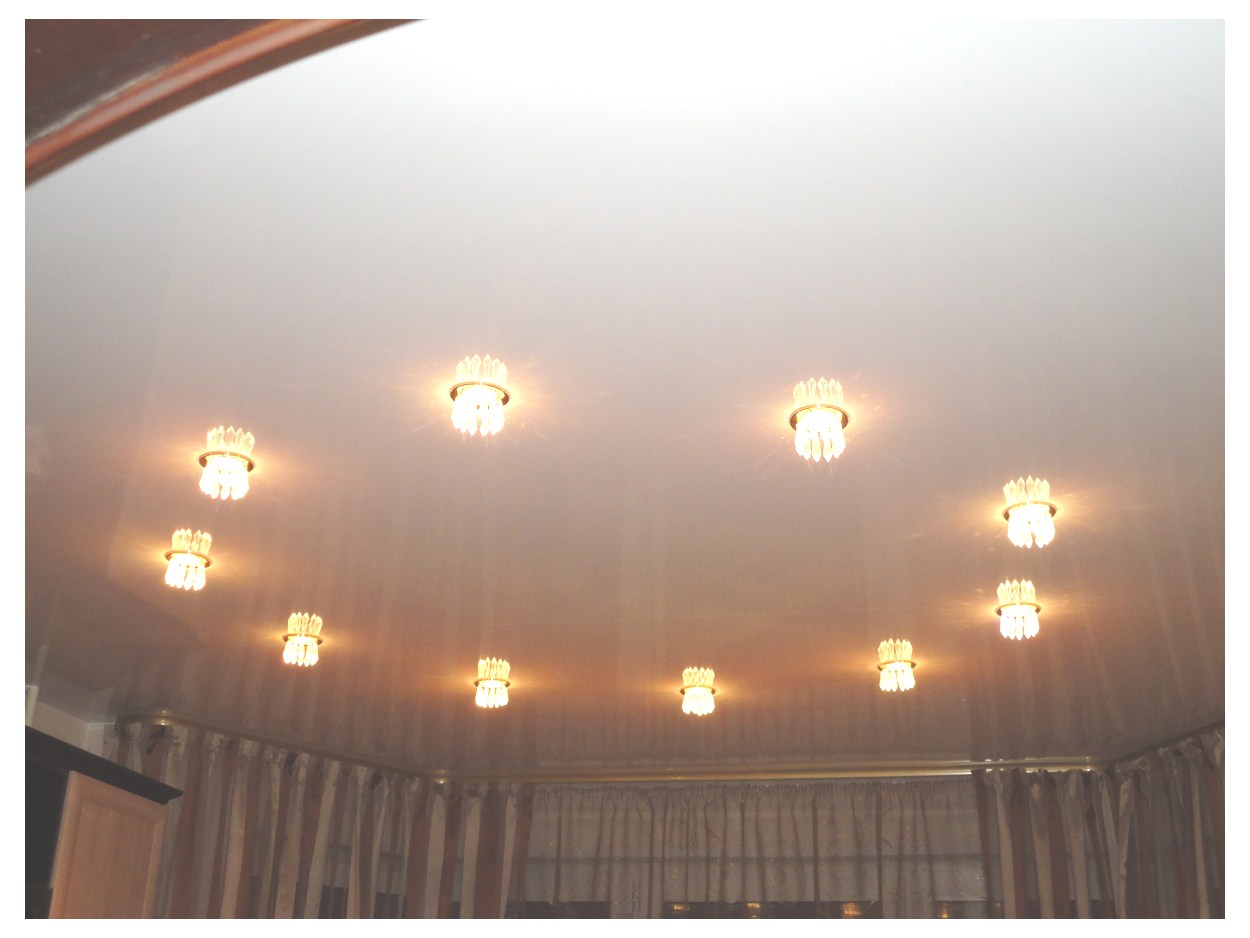 Натяжной потолок лампочки по кругу фото