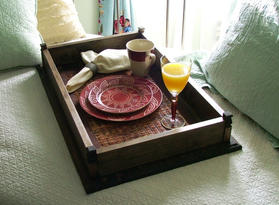 Кроватный столик для завтрака в постель