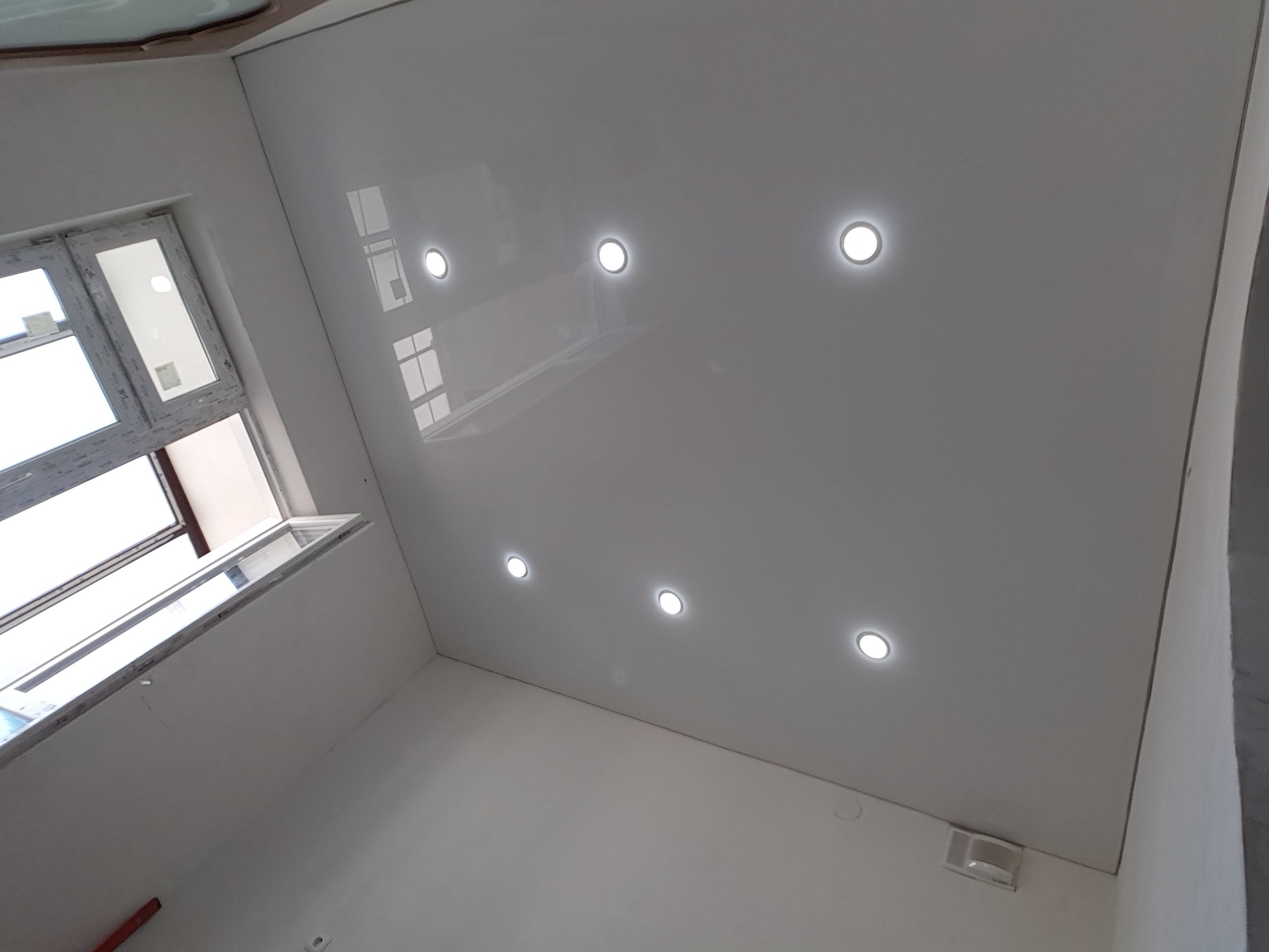 Расположение 10 светильников на натяжном потолке фото