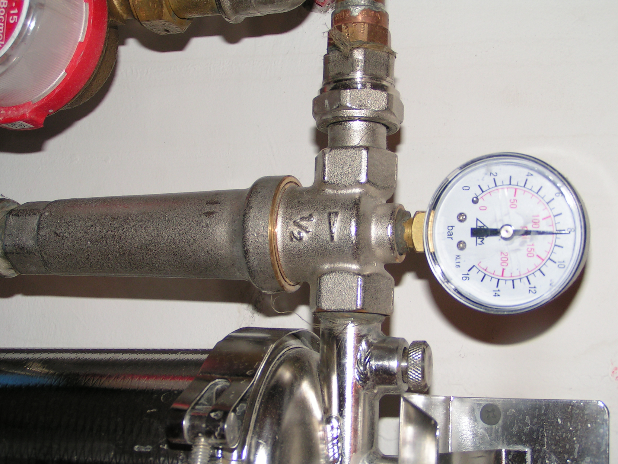 Напор воды в трубе. Манометр давления воды ustanovka. Манометр давления воды в системе отопления теплого пола. Монтаж манометр для измерения давления на трубопроводе. Замер давления воды в квартире.