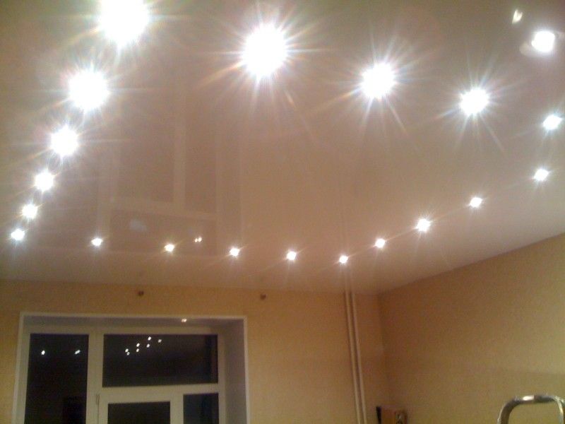 Расположение светильников на натяжном потолке: фото и схемы расположения точечных светильников