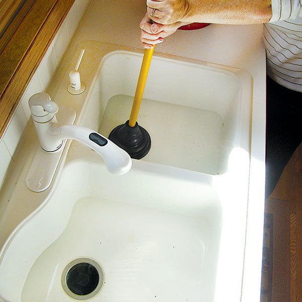Засорилась раковина на кухне что делать: народные и механические способы, как прочистить