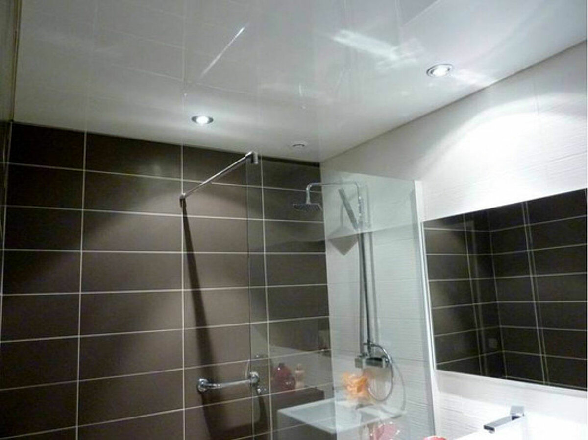 натяжные потолки в маленькой ванной комнате фото