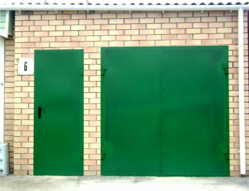 Самостоятельная окраска гаражных ворот: материалы, процесс работ