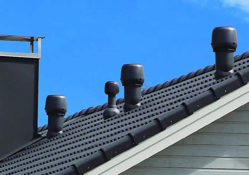 Установка вентиляционной трубы на крыше частного дома