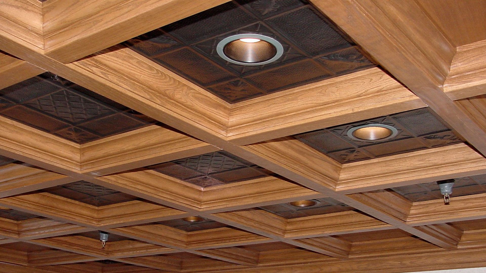 Монтаж потолка в деревянном доме своими руками