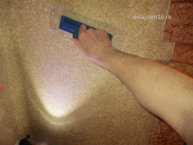 Как клеить жидкие обои — на стену, потолок, пошаговая инструкция, фото