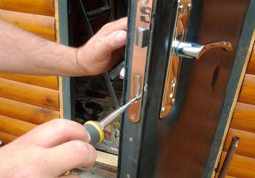 Как отрегулировать входную дверь: из металла, ПВХ