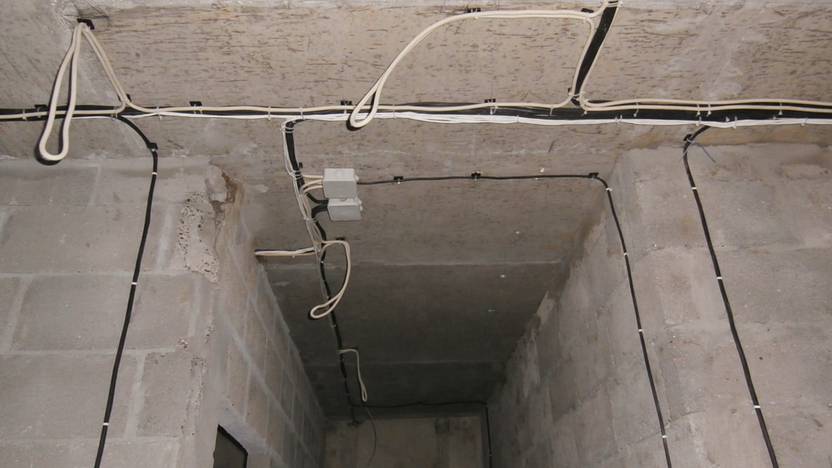Как самостоятельно развести электропроводку в квартире по потолку