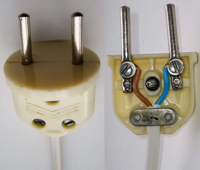 Как поменять вилку. Плоская электрическая Евровилка на три провода с заземлением. Евровилка с заземлением цвет проводов. Вилка фаза ноль земля. Евровилка угловая 16 а подсоединение проводов.