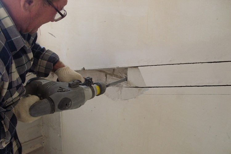 Как заделать штробы в стене с электропроводкой