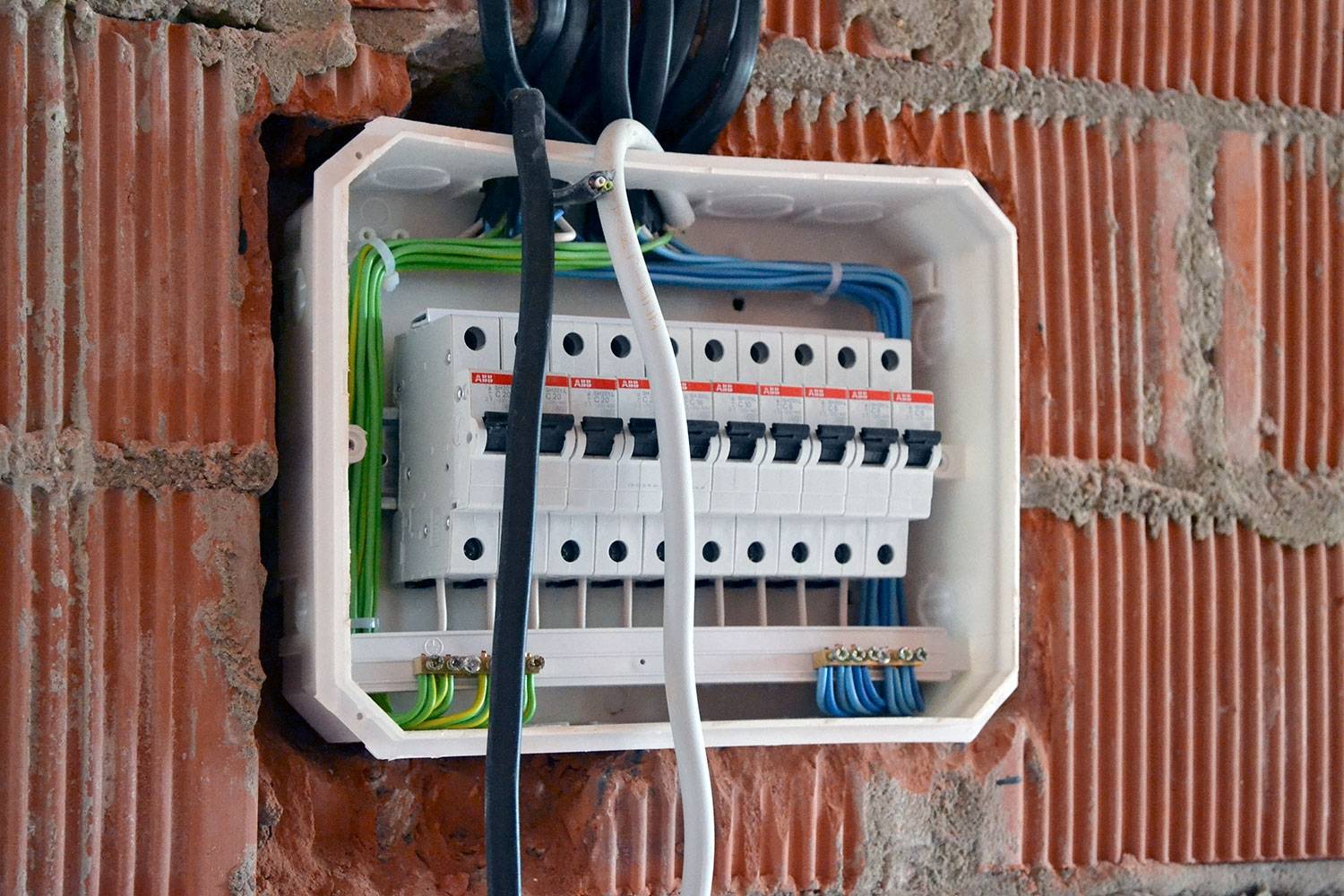 Как собрать распределительный щит для электропроводки в квартире и частном доме