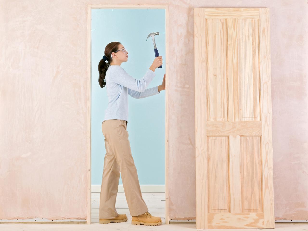 Как отреставрировать межкомнатную дверь своими руками