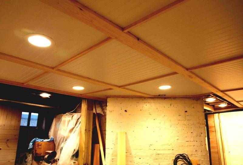 Самостоятельная отделка потолка в гараже — обзор материалов