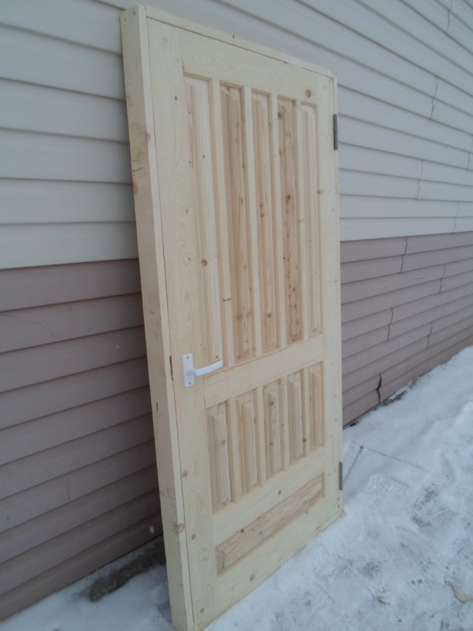 Дверь изолированная. Утеплить деревянную дверь. Утеплить дверь входную деревянную. Дверь из досок. Самодельная дверь.