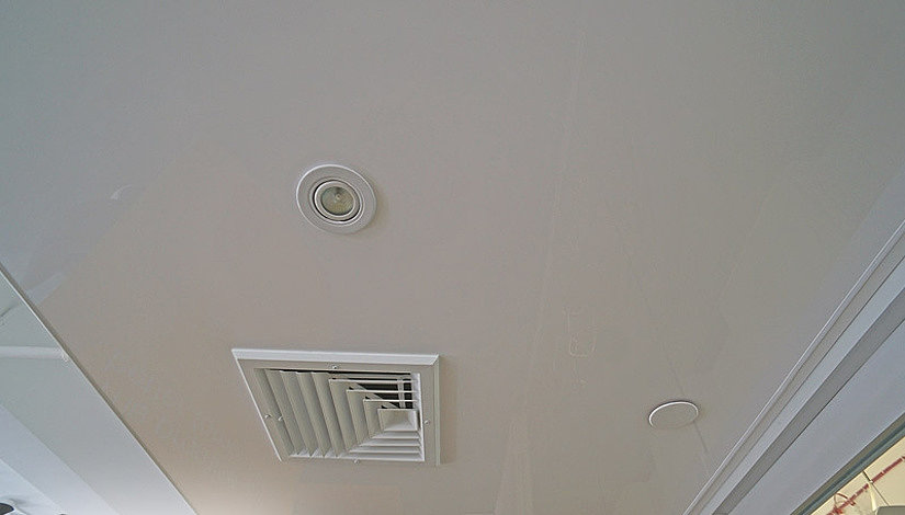Способы как сделать вентиляцию под натяжным потолком