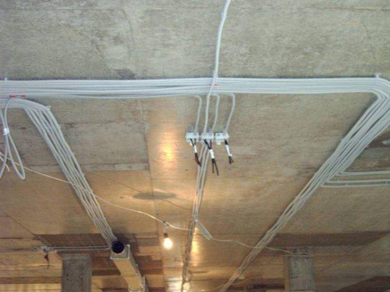 Как самостоятельно развести электропроводку в квартире по потолку