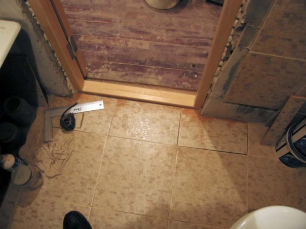 Как поставить дверь в ванной комнате своими руками