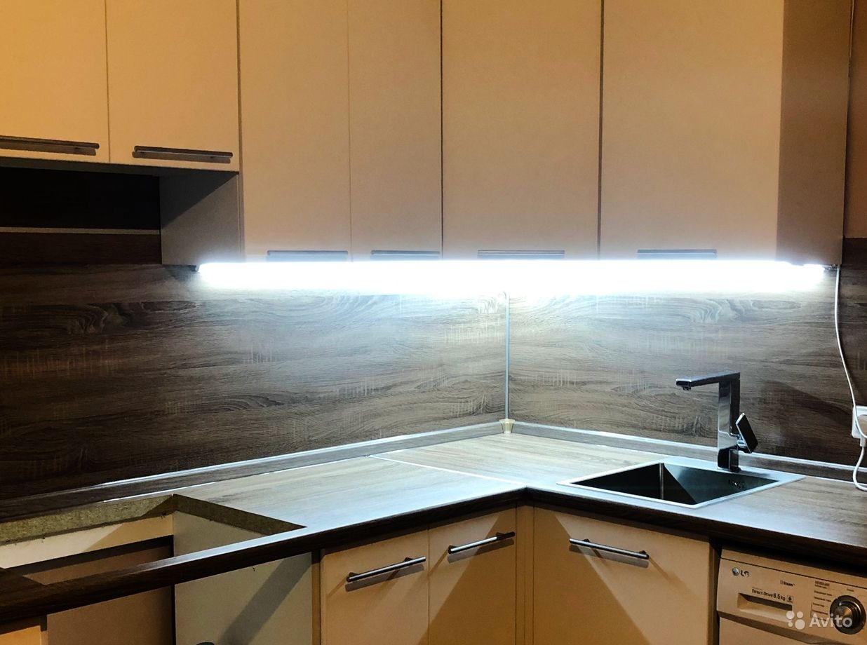 Как сделать подсветку кухонного фартука из стекла: варианты освещения