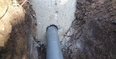 Прокладка канализации под плитой фундамента