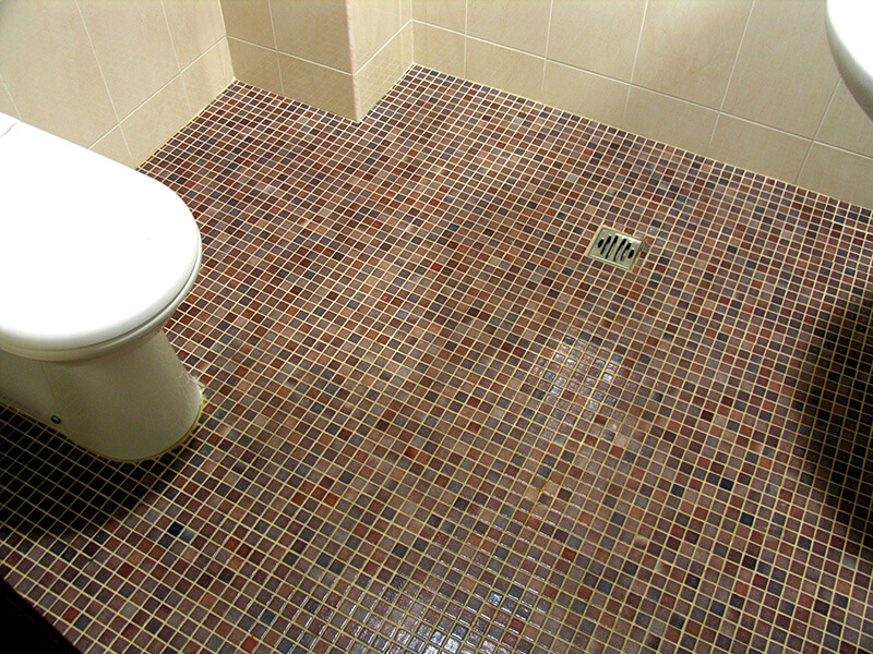 Мозаика на пол в ванной: разновидности и монтаж плитки мозаики в ванной комнате