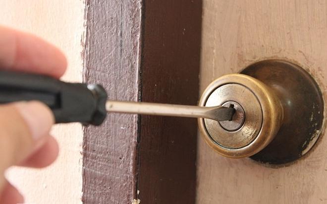 Как открыть дверь без ключа, если дверь захлопнулась или ключ потерян