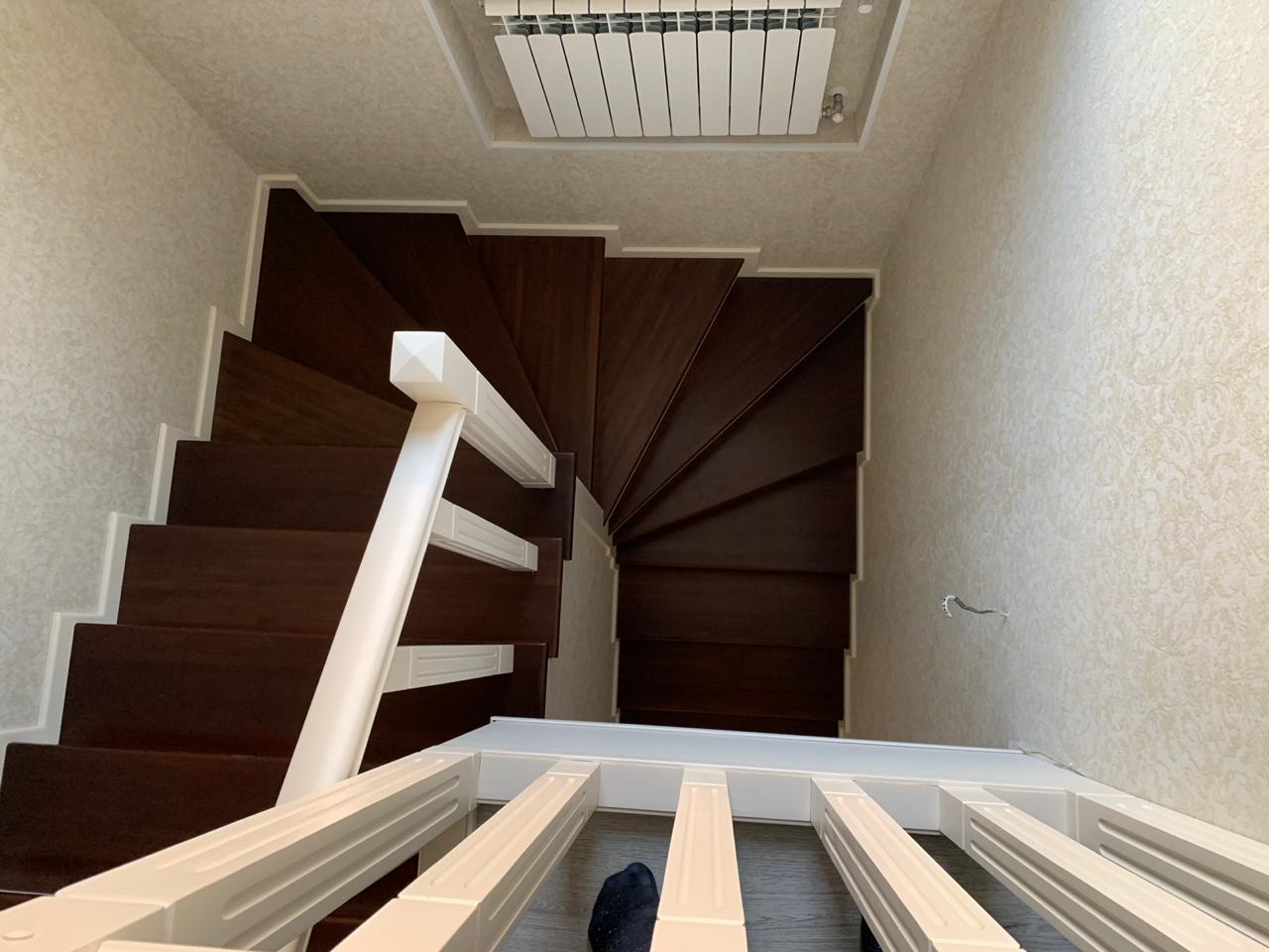 Как отделать лестницу на второй этаж в частном доме