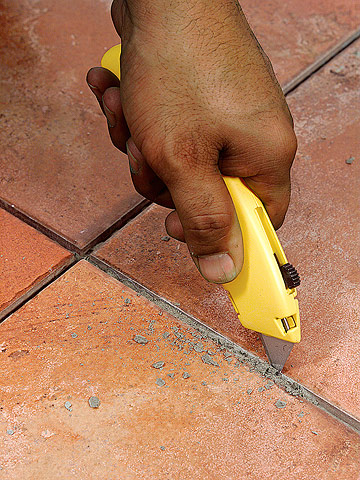 Как покрасить плитку на полу своими руками