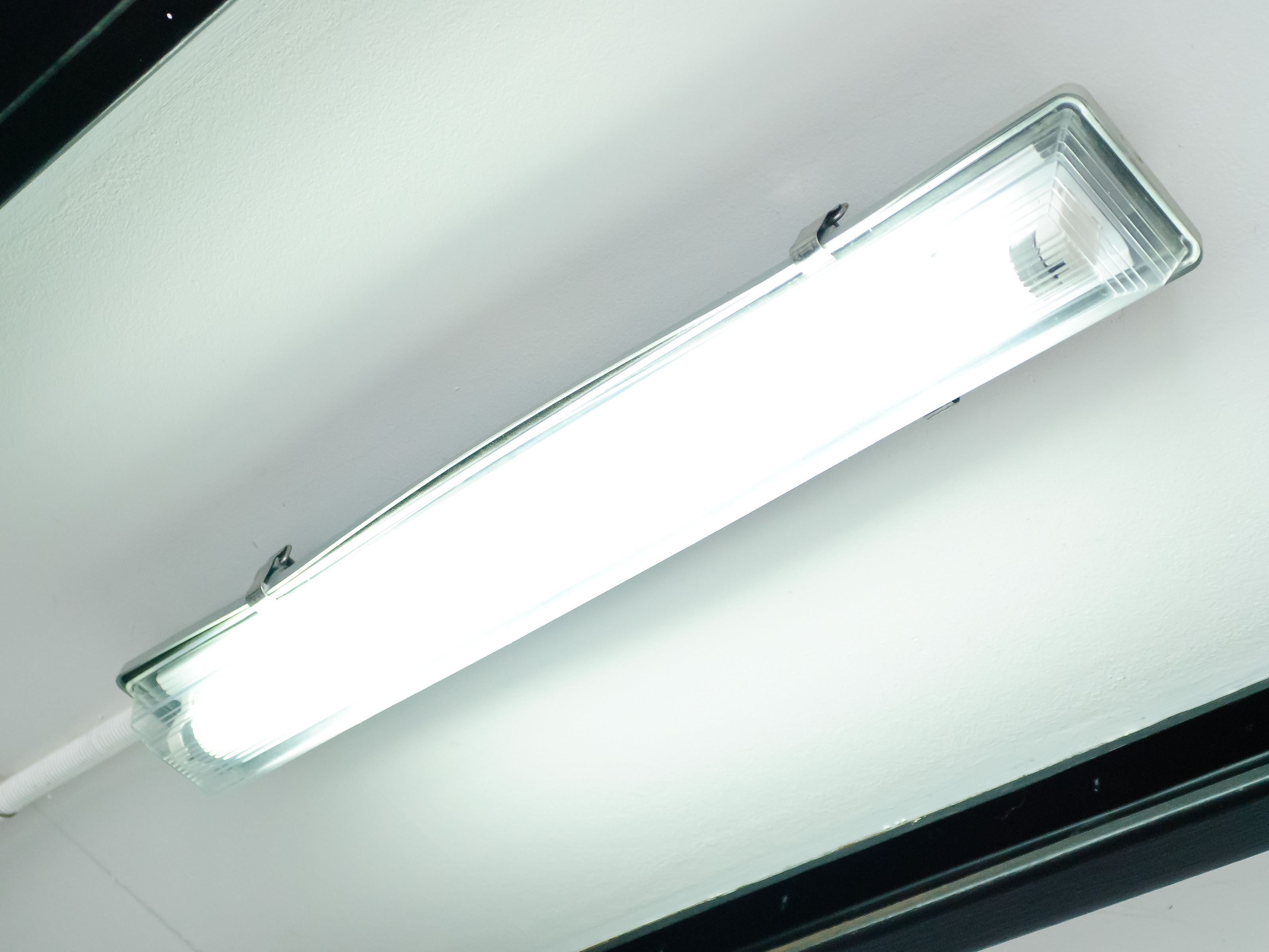 Замена лампы дневного света в потолочном светильнике