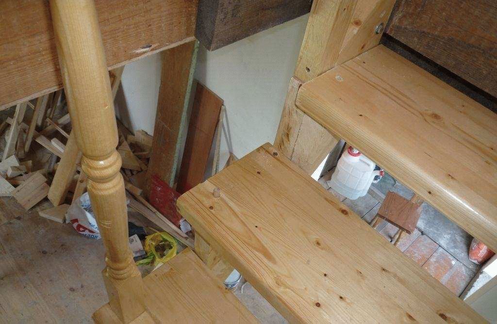 Установка балясин и перил к деревянной лестнице