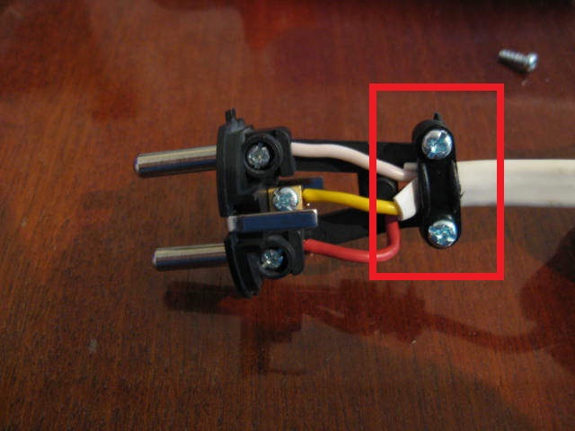 Вилка 3 провода. Вилка под 2 провода. Вилка 220 три провода. Три провода подключить к вилке с заземлением. Как подключить провода к вилке с заземлением правильно цвета.