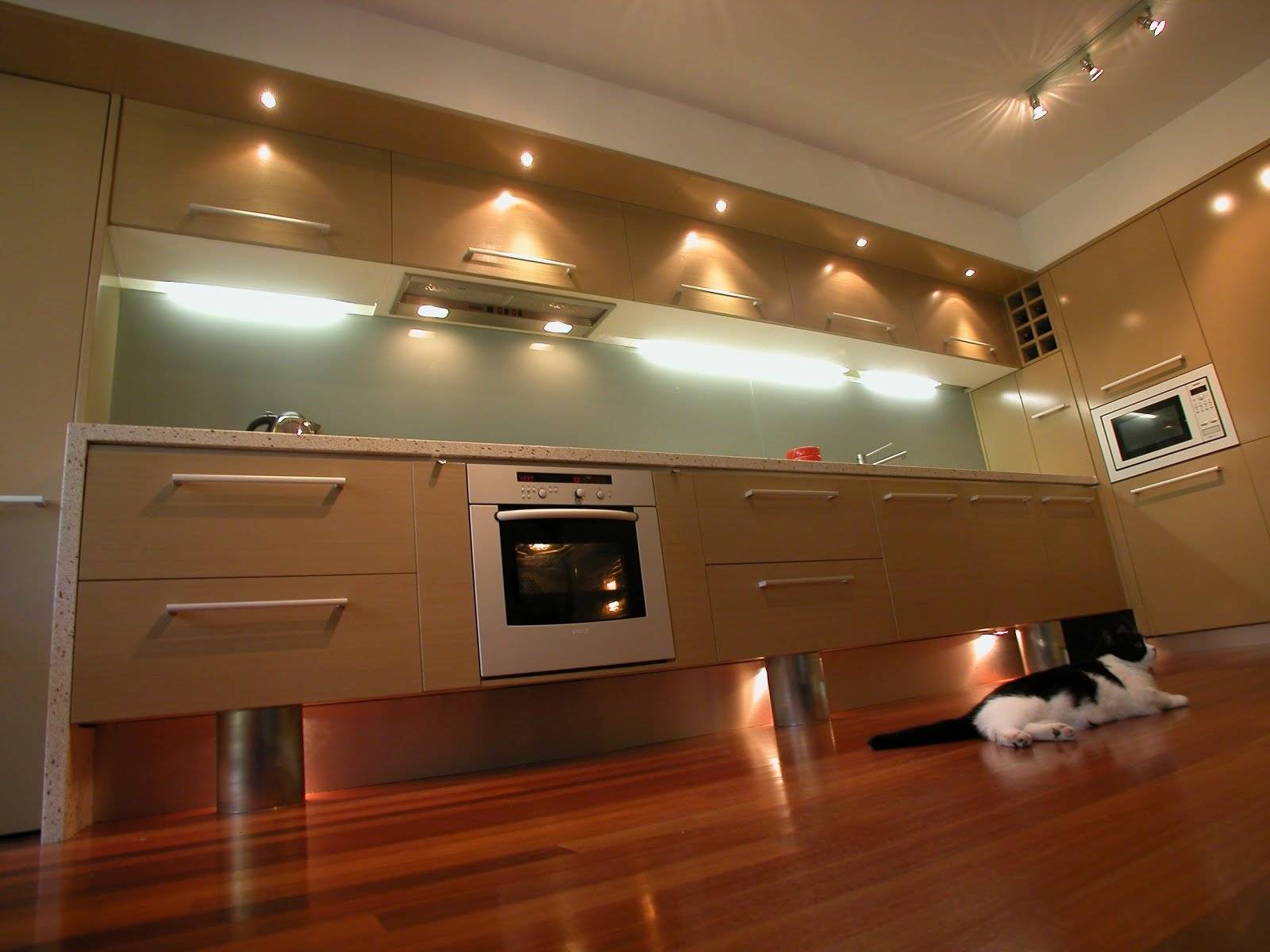 Как сделать свет на кухне с натяжным потолком