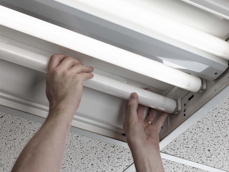 Замена лампы дневного света в потолочном светильнике
