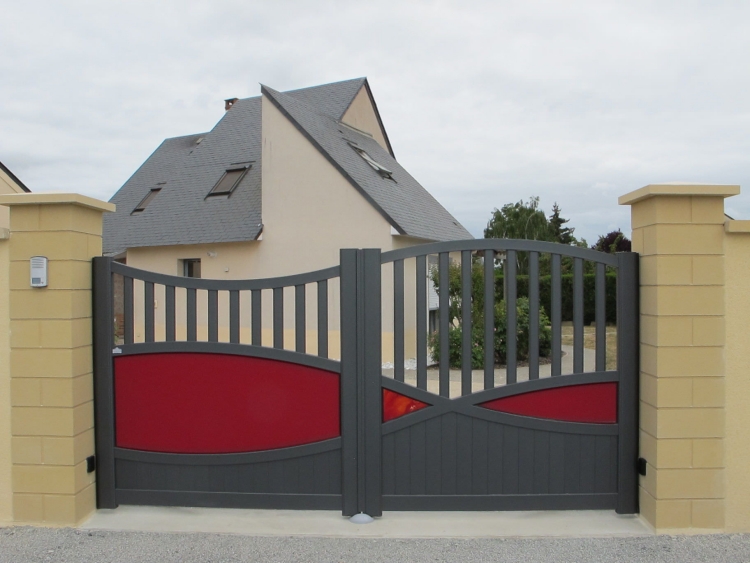 Варианты ворот для частных домов: какие лучше выбрать