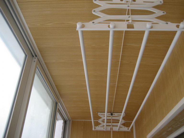 Потолочная сушилка для белья на балкон: разновидности, фото дизайнов и видео с инструкцией по монтажу