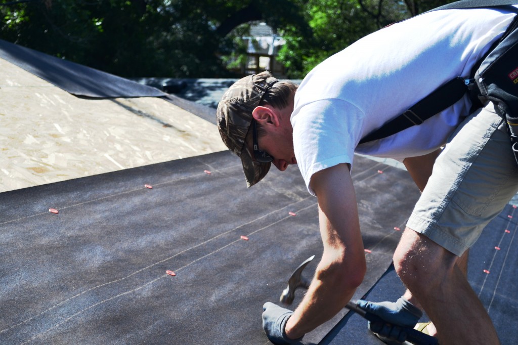 Как уложить рубероид на крышу своими руками: порядок проведения работ