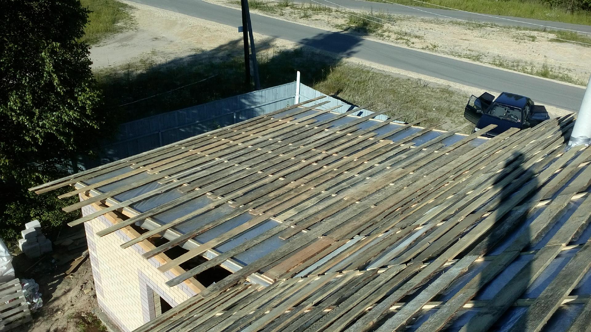 Самостоятельное покрытие крыши гаража профнастилом: порядок работ