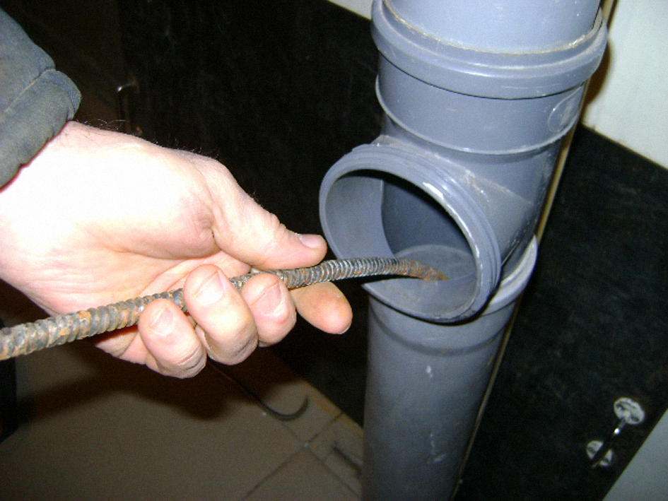 Как устранить засор в канализационной трубе своими руками