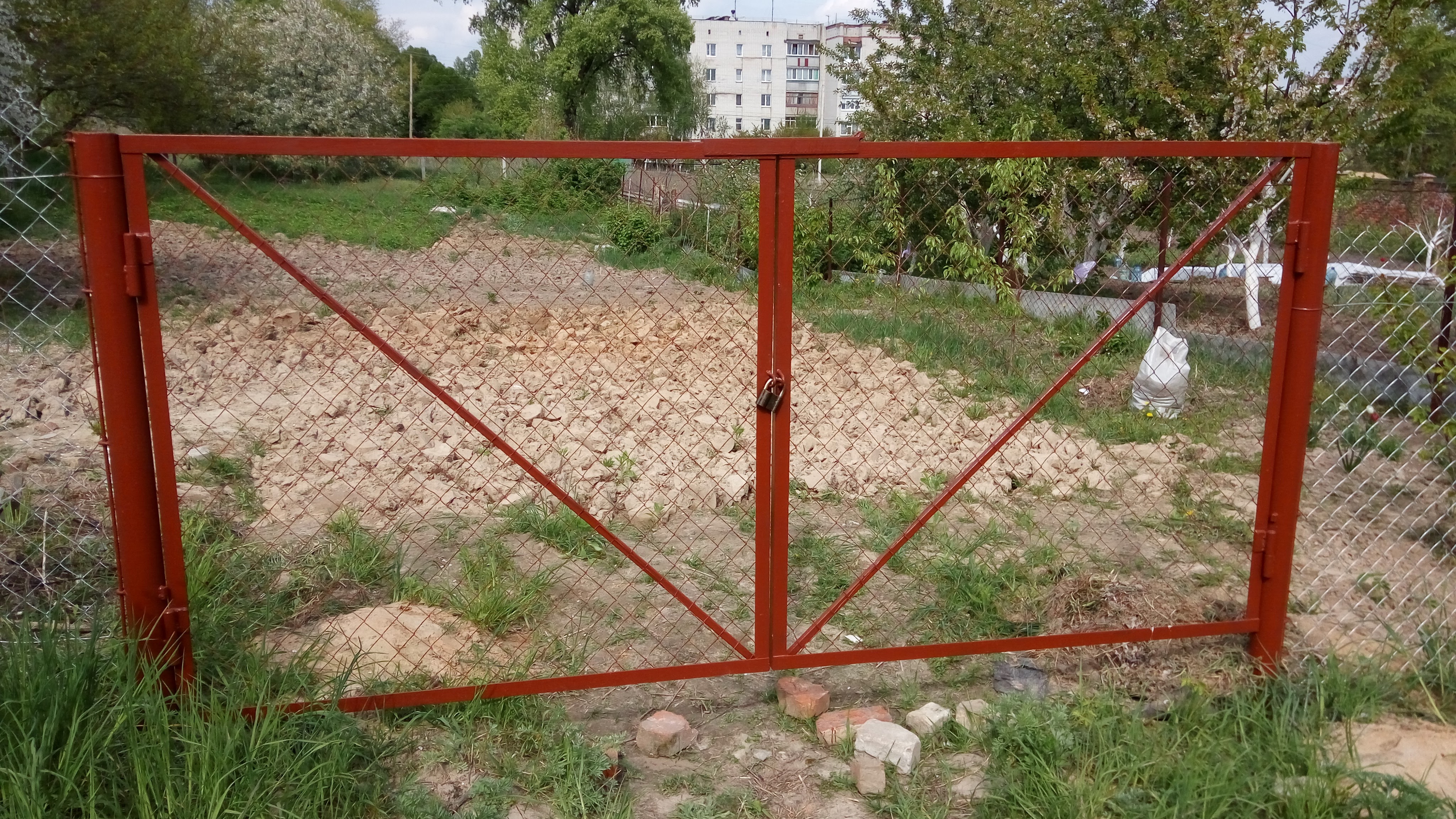 Самостоятельное строительство ворот из сетки рабицы
