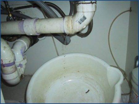 Как убрать запах канализации из раковины на кухне