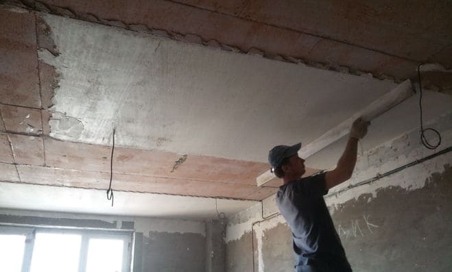 Как заштукатурить потолок собственноручно