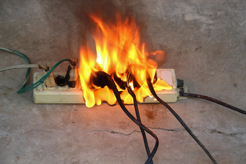 Порядок действий при возгорании электропроводки в квартире
