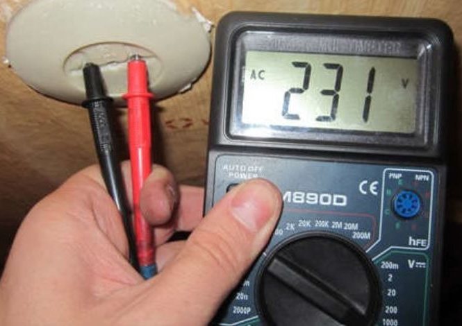 Проверка напряжения в электрической сети 220В с помощью мультиметра