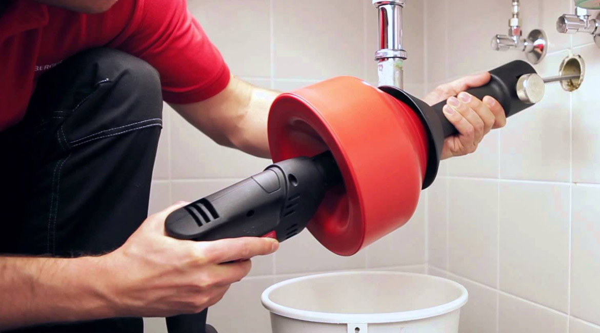 Как прочистить засор в канализационной трубе в домашних условиях