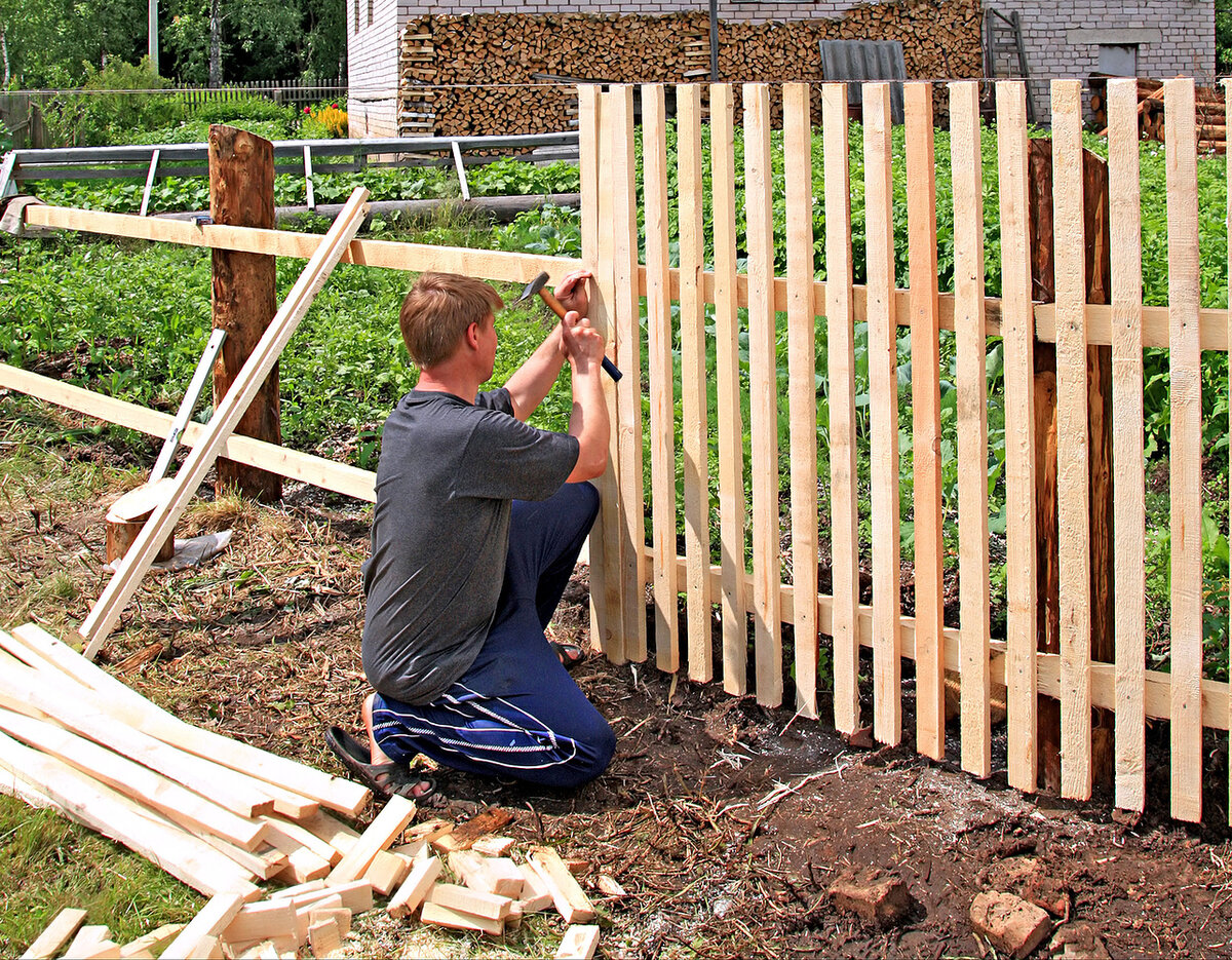 Деревянный забор своими руками: пошагово делаем красивый деревянный забор