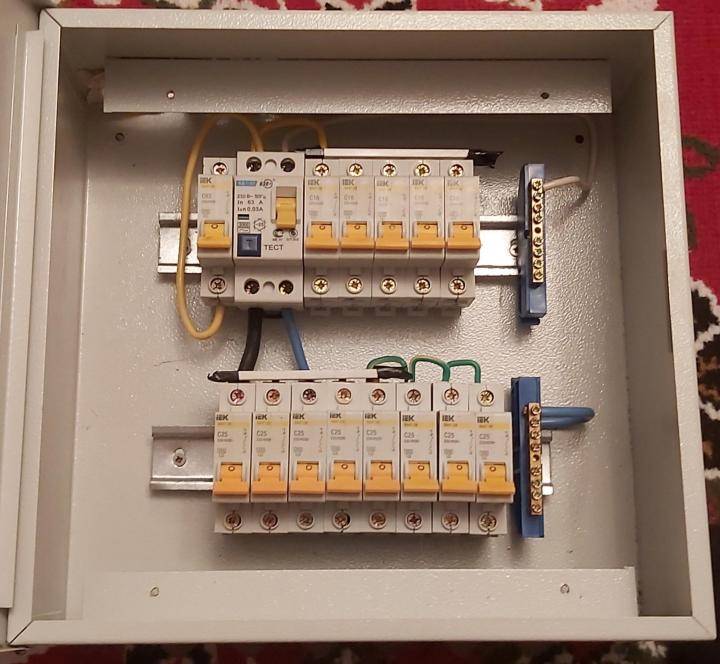 Собранный электрощиток. Электрощит с УЗО. Автомат ИЭК 16а в сборе в щитке. Щиток на 12 автоматов расключение. Автоматы EKF сборка щита.
