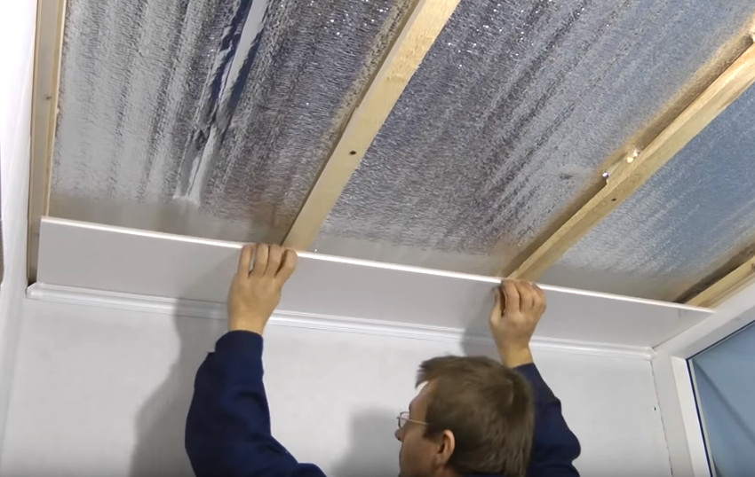 Как крепить пвх в ванной. ПВХ панели для потолка. Монтаж ПВХ потолка. Крепление панелей ПВХ на потолок. Монтаж пластиковых панелей на потолок.