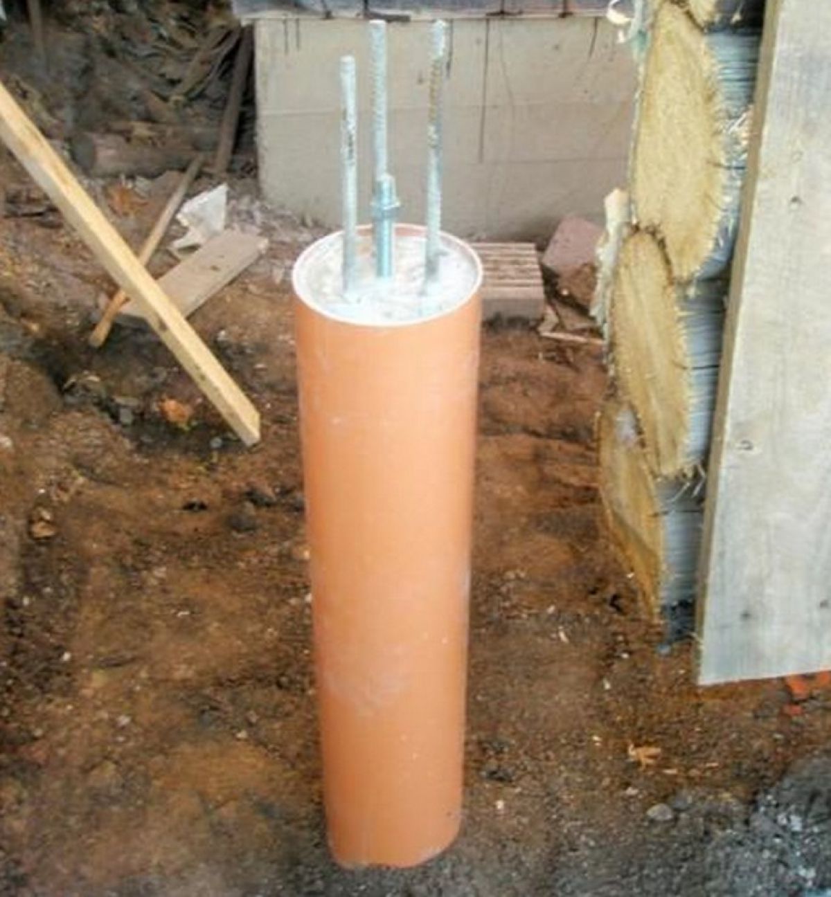 Фундамент из канализационной и пластиковой трубы