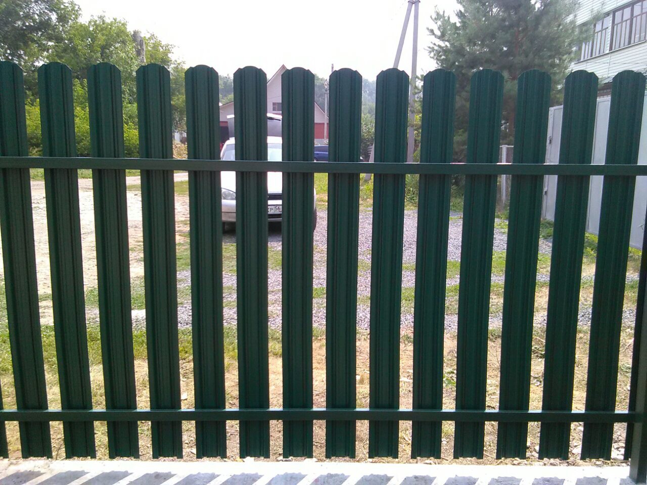 Забор из металлического штакетника (евроштакетника) своими руками