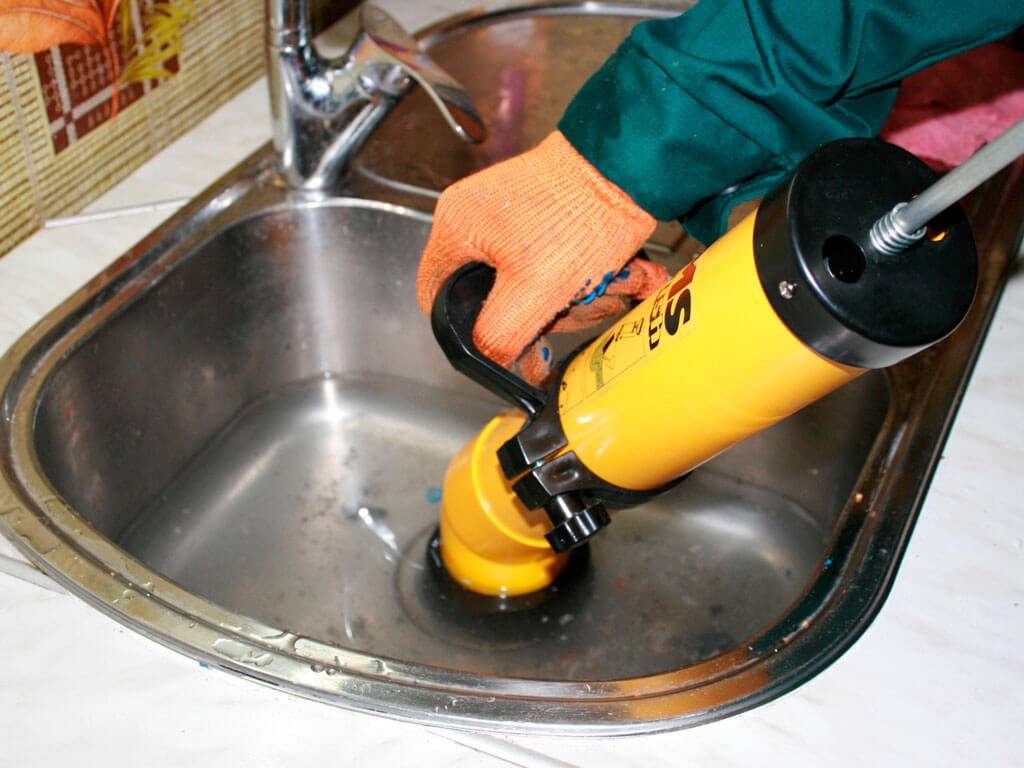 Как очистить канализацию с помощью соды и уксуса